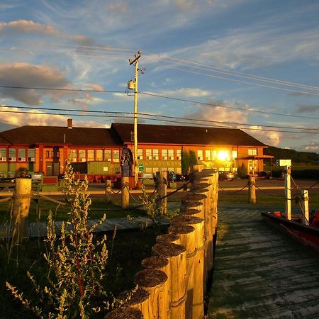 Auberge Internationale La Vieille École Sainte Anne-des-Chênes Esterno foto