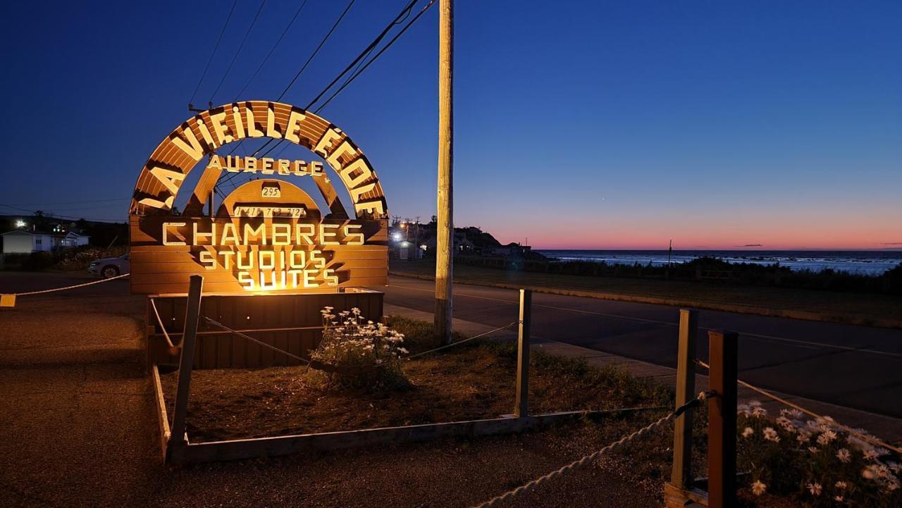 Auberge Internationale La Vieille École Sainte Anne-des-Chênes Esterno foto