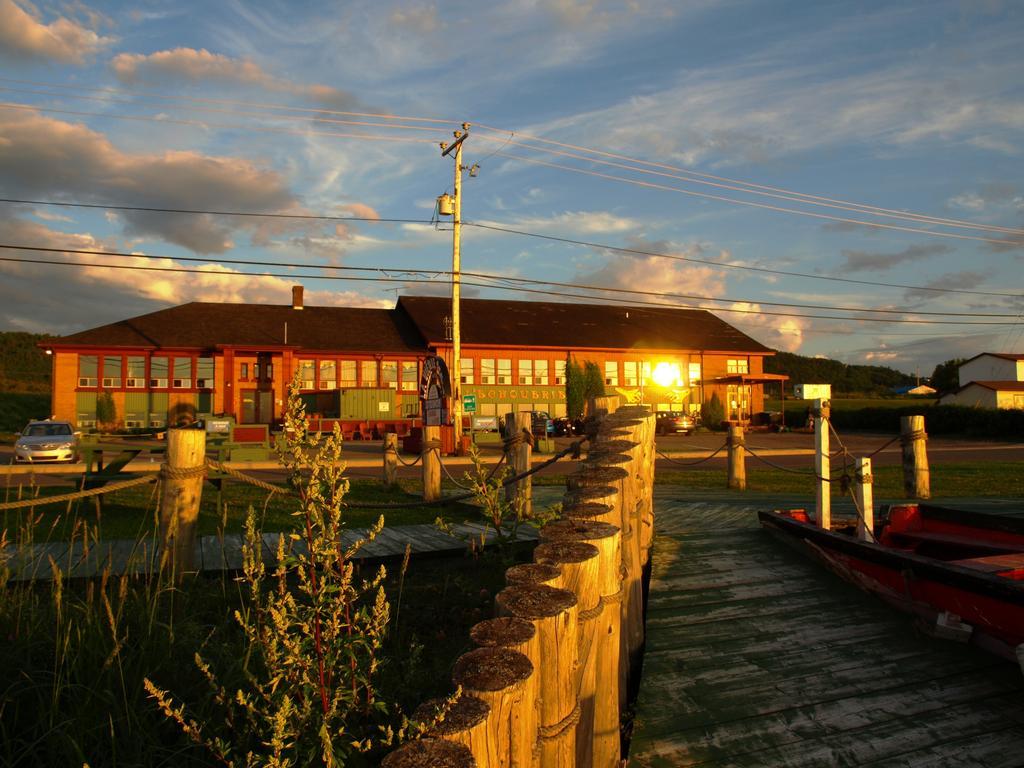 Auberge Internationale La Vieille École Sainte Anne-des-Chênes Esterno foto