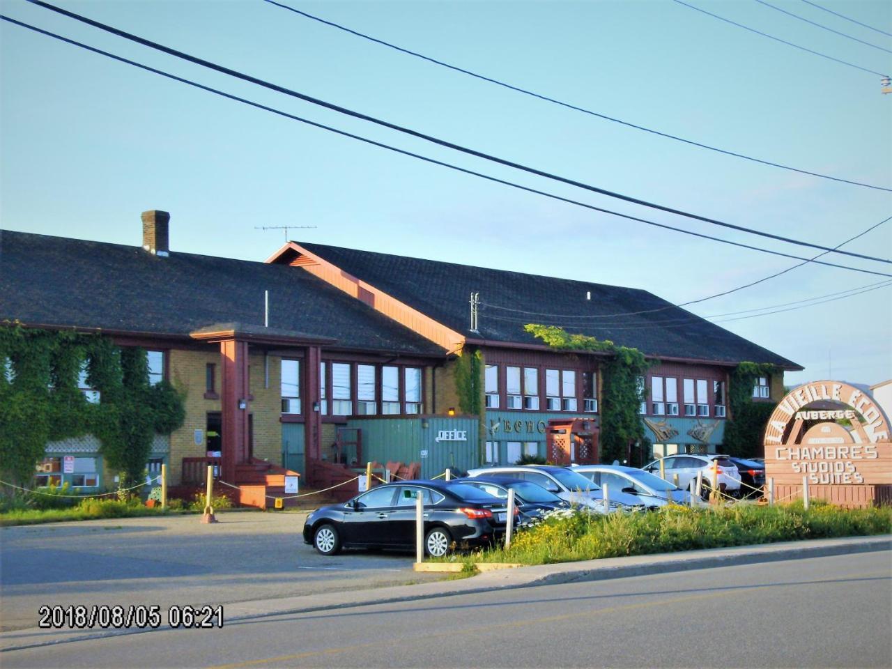 Auberge Internationale La Vieille École Sainte Anne-des-Chênes Esterno foto